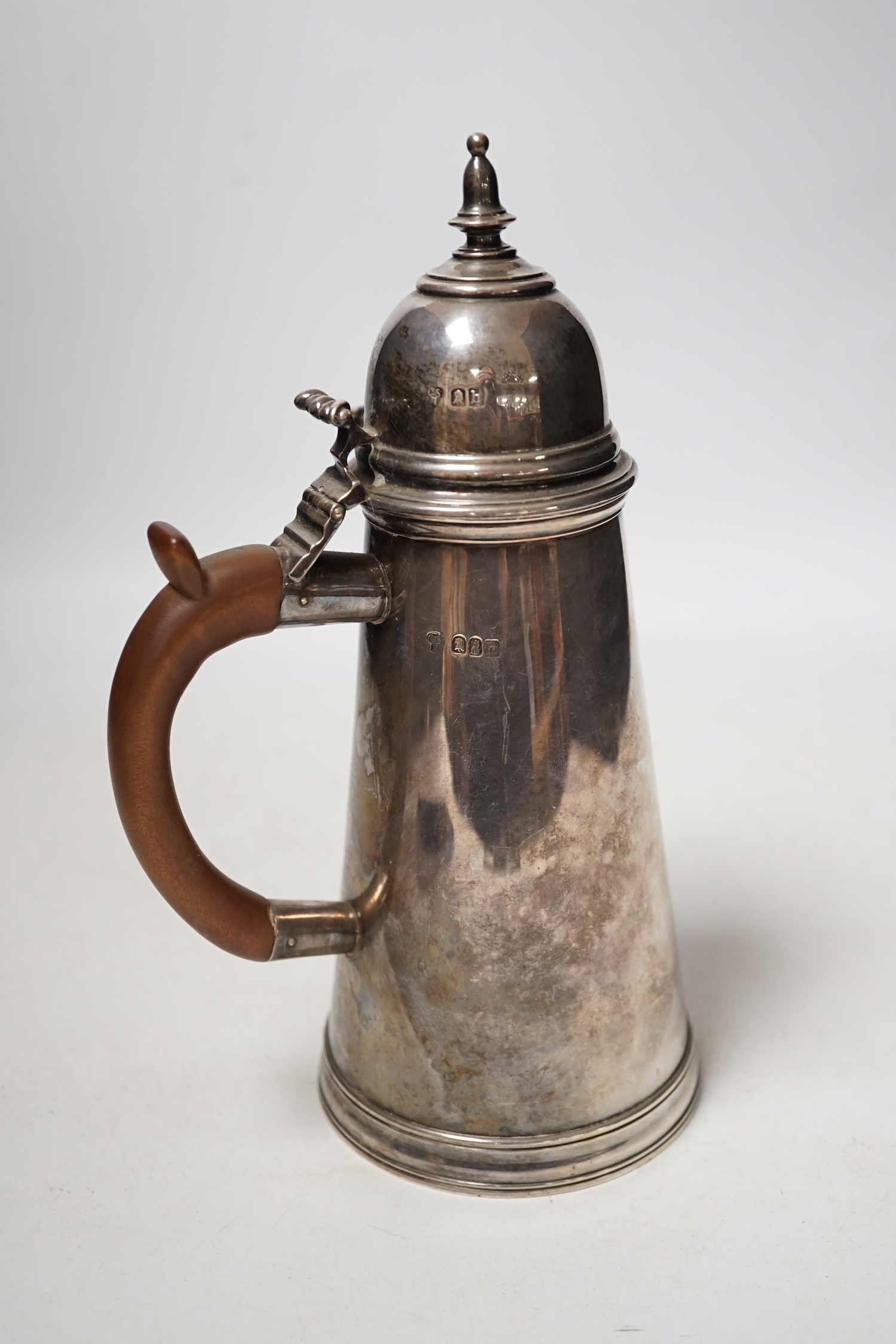 An Edwardian Queen Anne style Brittania standard silver cafe au lait pot by Charles Stuart Harris, London, 1903, height 23.5cm, gross weight 18.9oz.